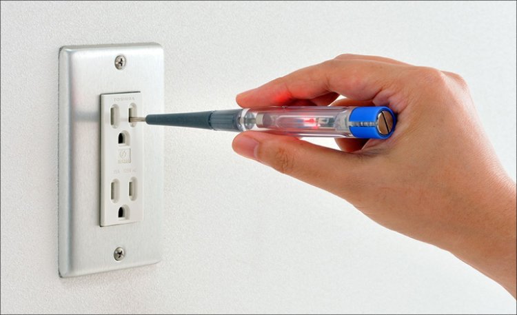 Dùng bút thử điện để kiểm tra dòng rò